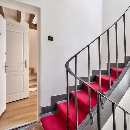 Pretty Mezzanine In The Heart Of Parigi